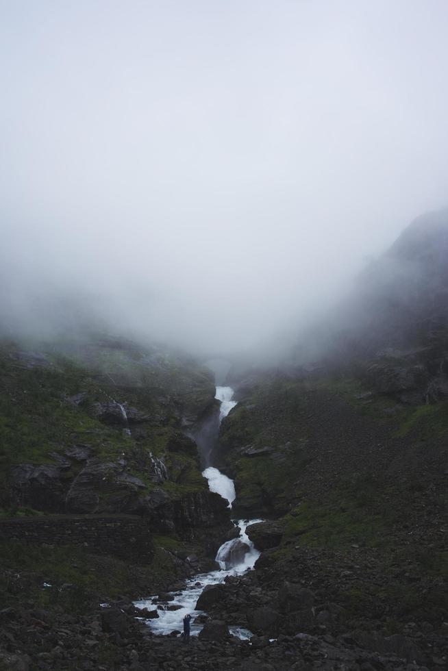 flod som löper genom dimmiga berg foto