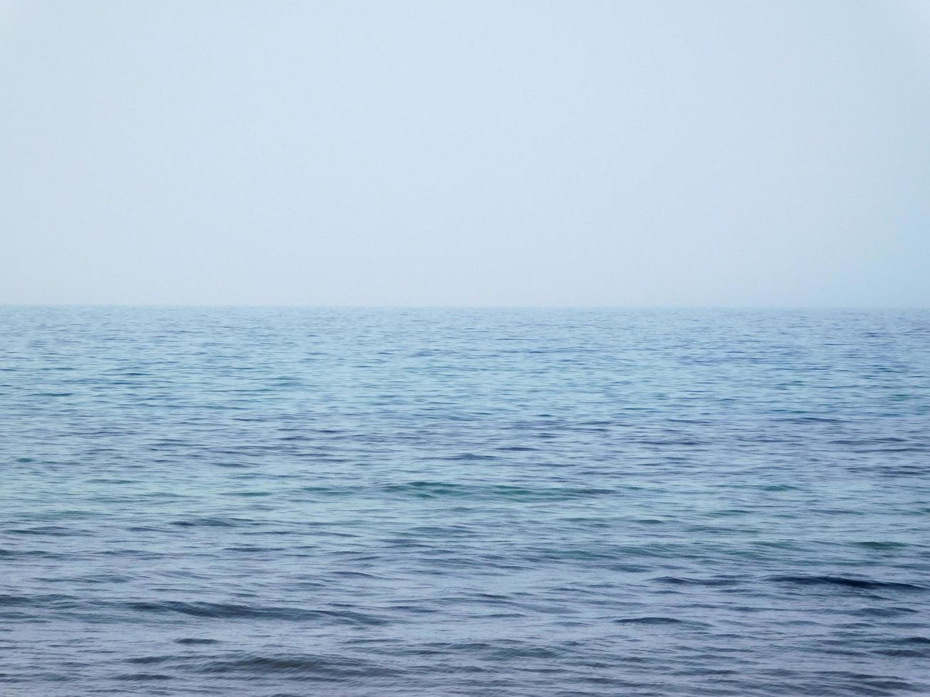 blått hav med dimma foto