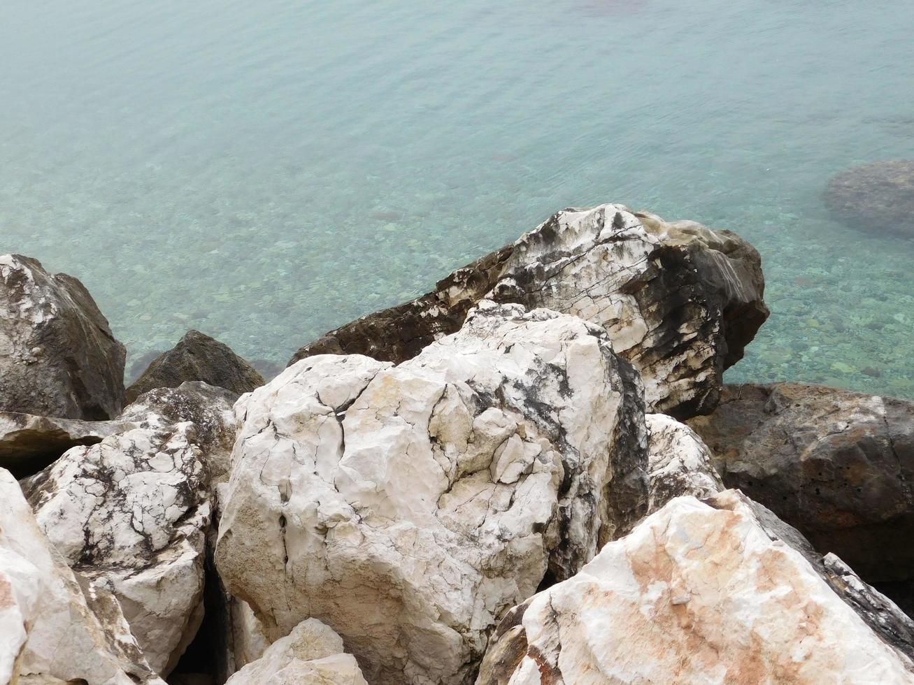 närbild av stenar till havs foto