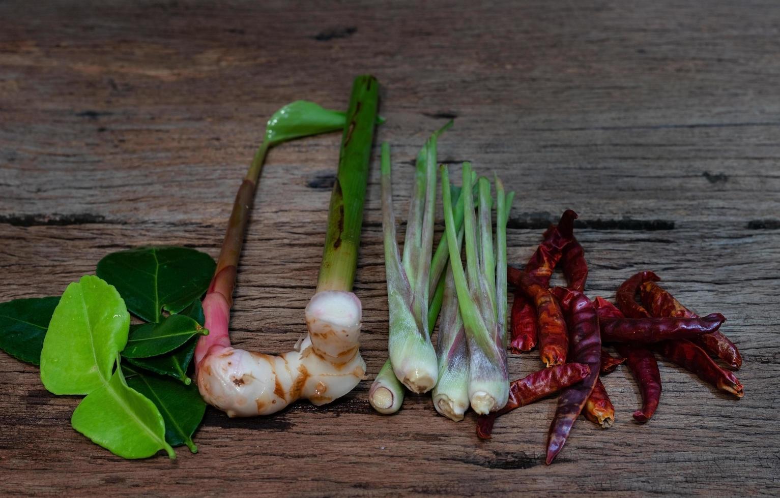 thailändsk matingrediens för tom yum på gammal träbakgrund. foto