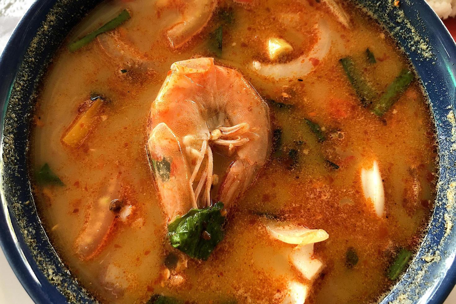 tom yum goong kryddig sur soppa ovanifrån. thailändsk lokal mat. foto