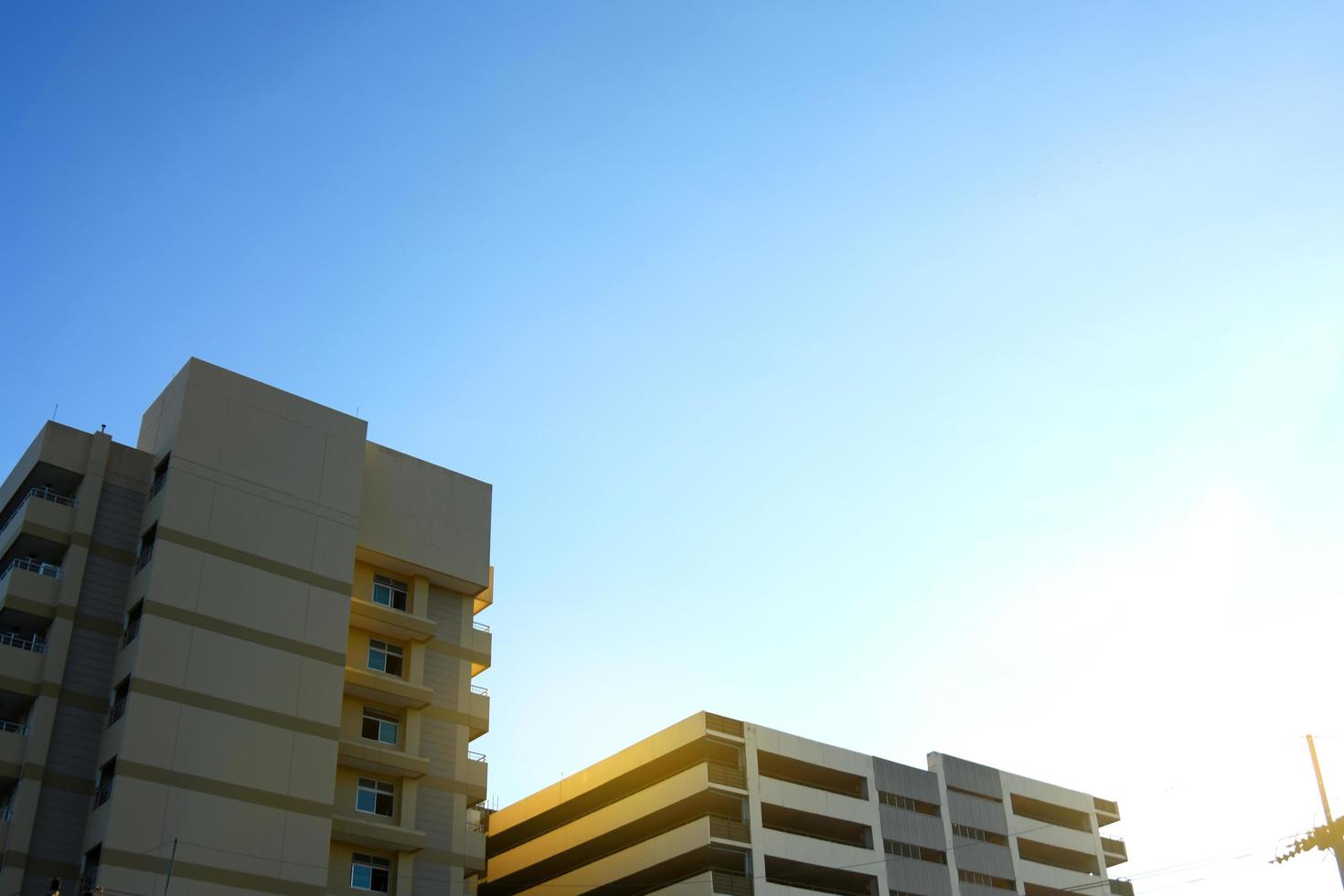 modern byggnad mot en blå himmel foto