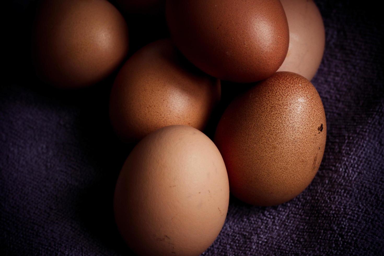 bruna ägg på en svart bakgrund foto