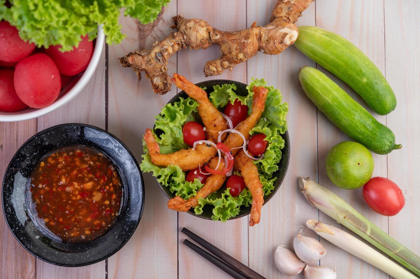 räkor friterade i smeten på sallad foto