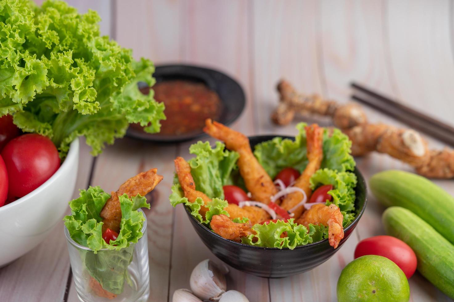 räkor friterade i smeten på sallad foto