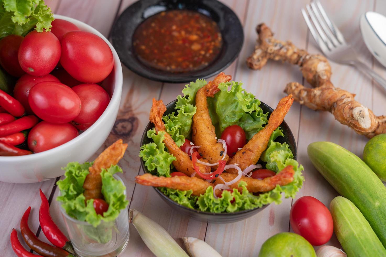 räkor friterade i smeten på sallad foto