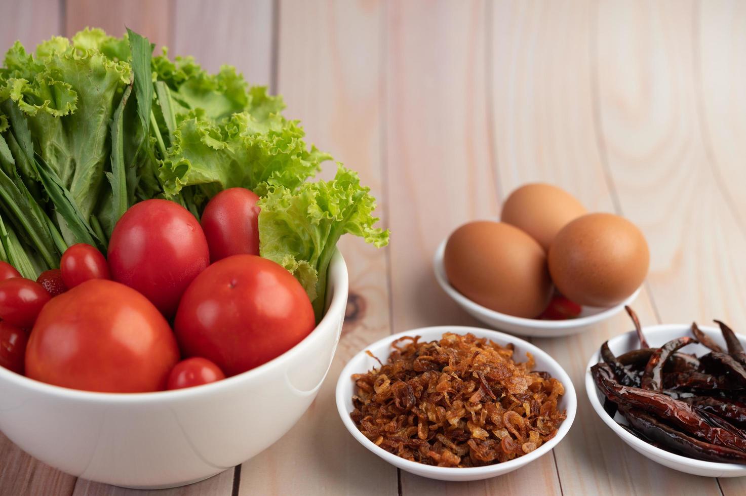 stekt lök, paprika, ägg, tomater, sallad och vårlök foto