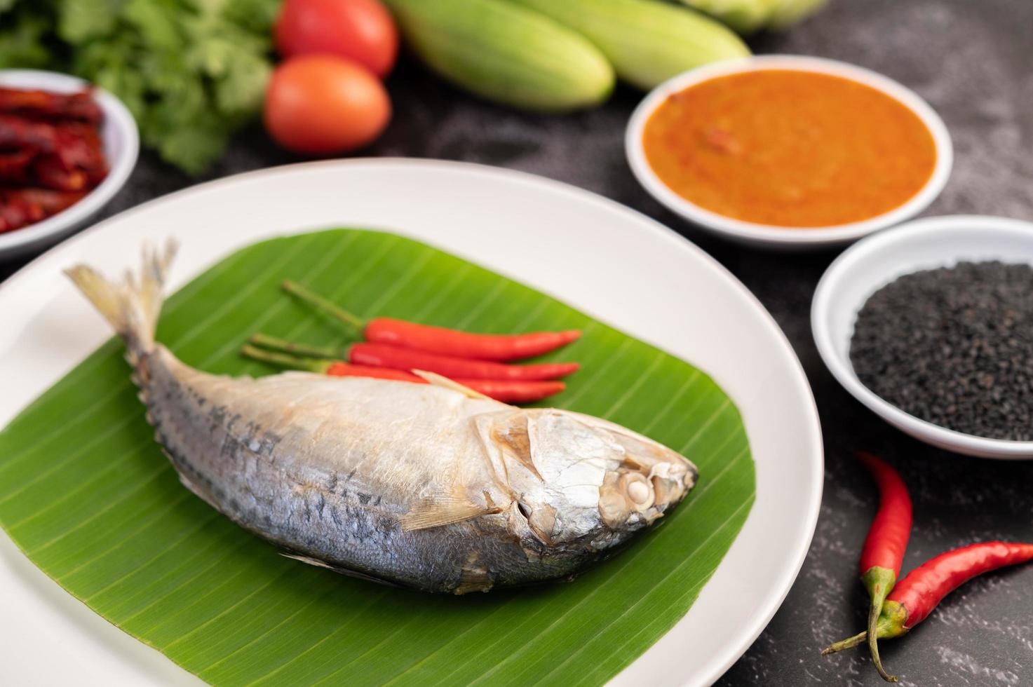 makrillfisk med risnudlar och grönsaker foto