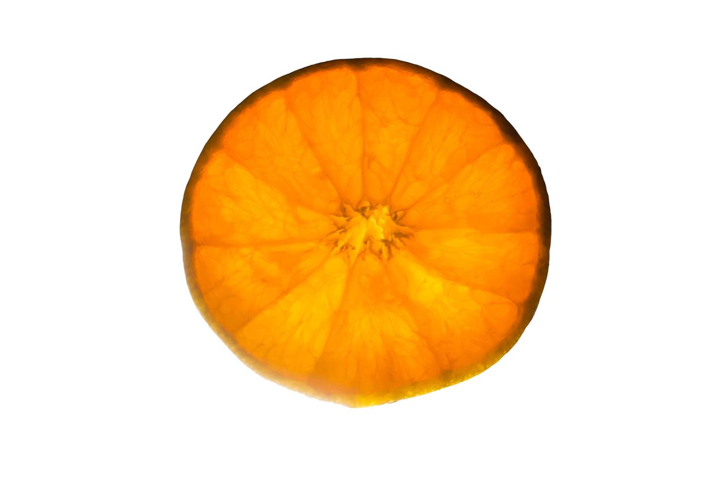 orange skiva på vit bakgrund foto