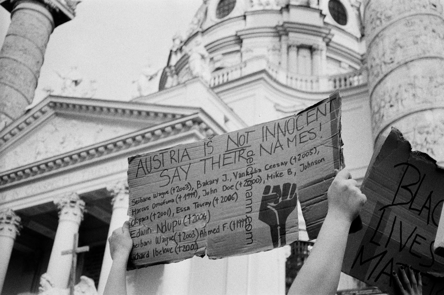 person vid en demonstration i Wien foto