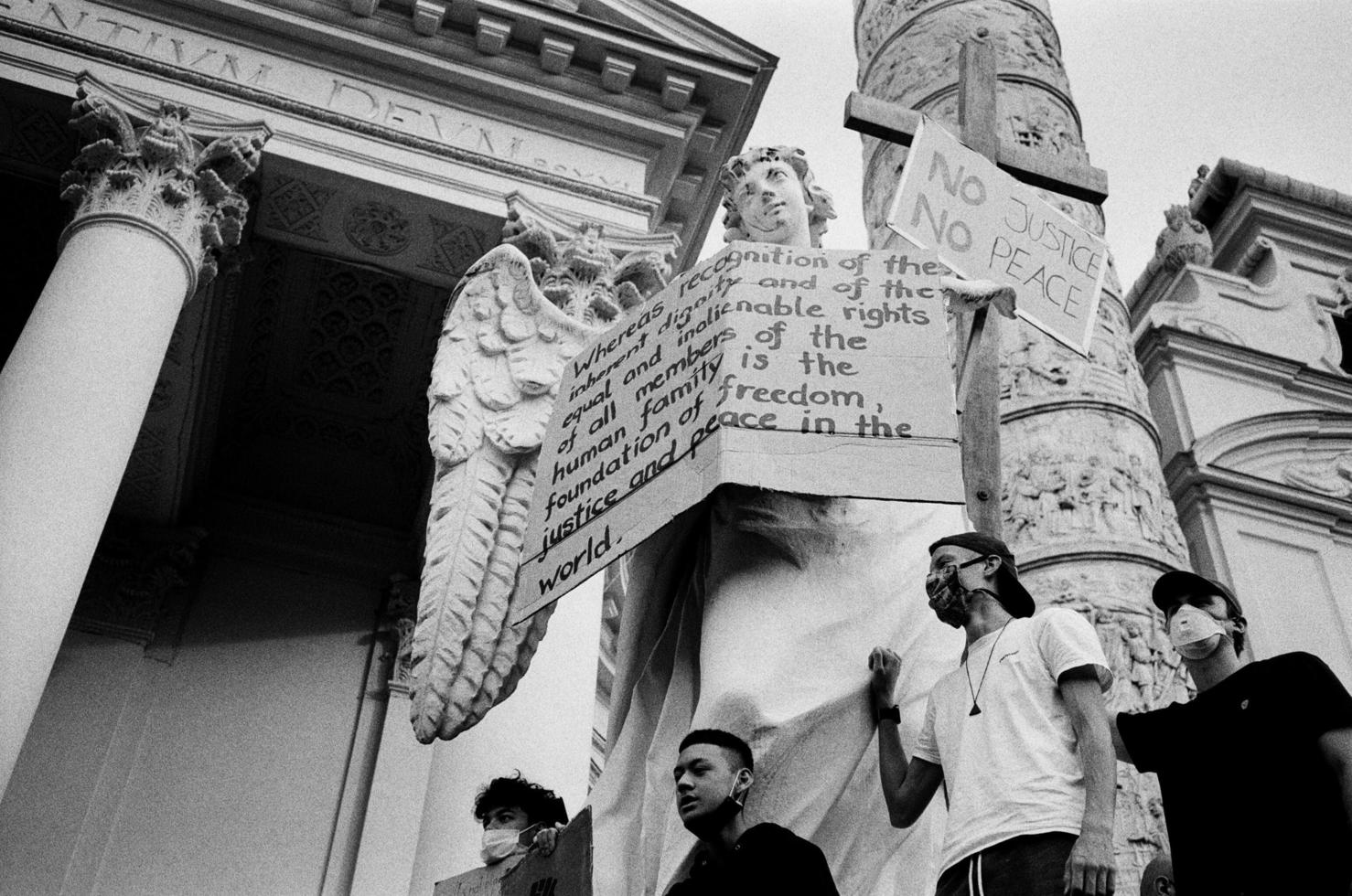 människor vid en demonstration i Wien foto