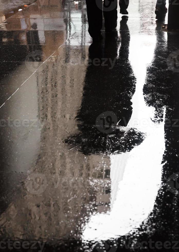 regn och reflektioner i ny york stad foto