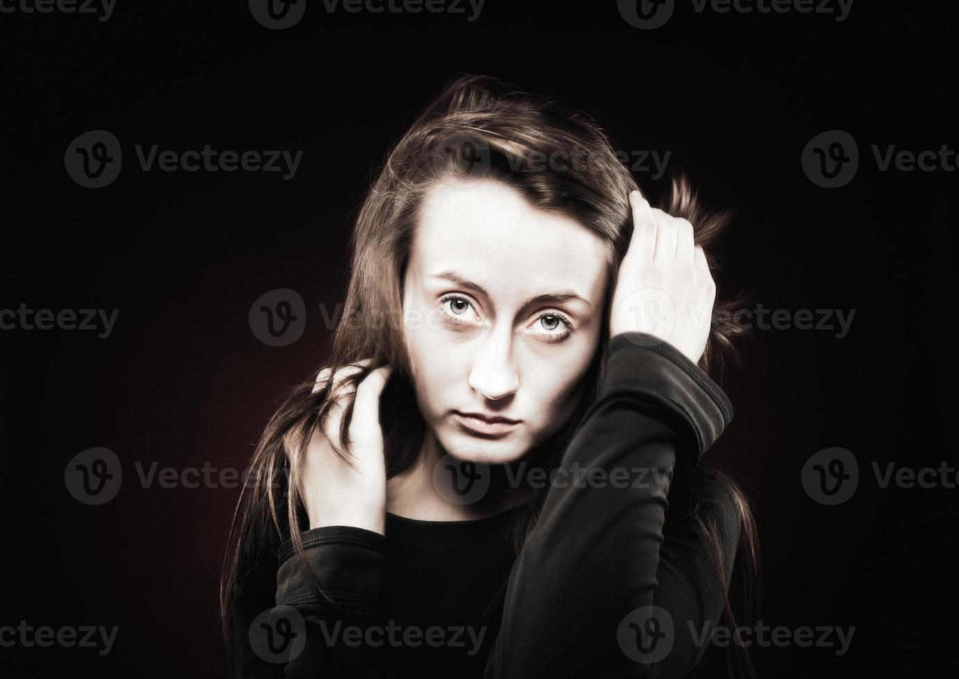 porträtt av en ung emotionell kvinna foto