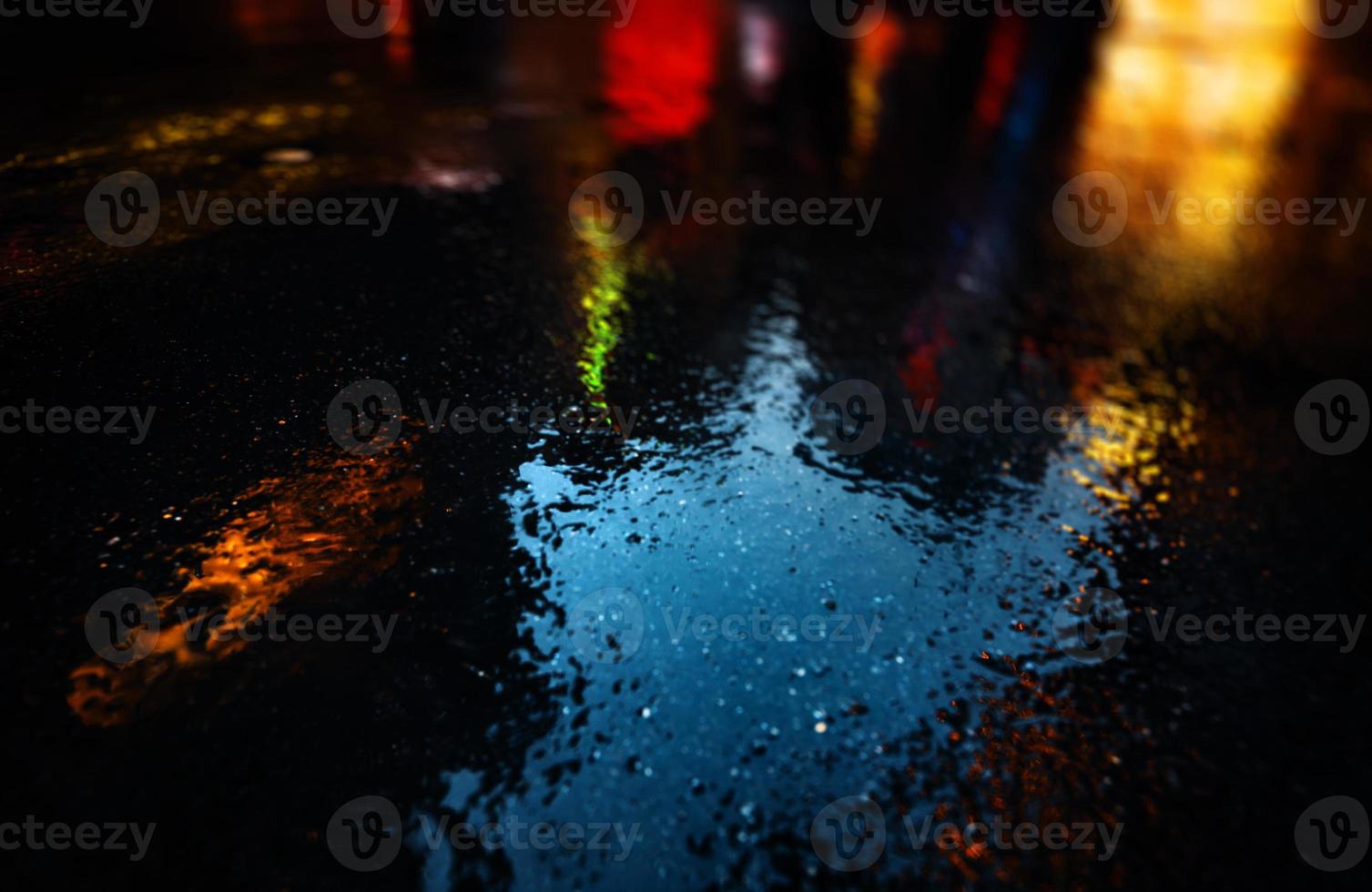 nyc gator efter regn med reflektioner på våt asfalt foto