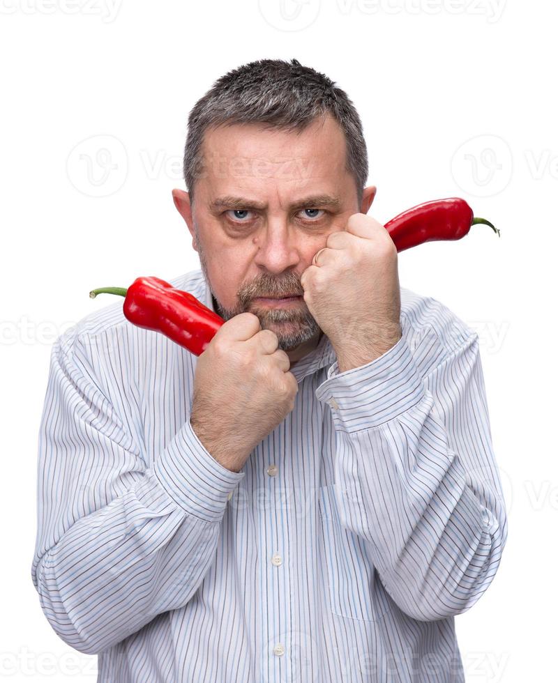 en man med en röd peppar foto