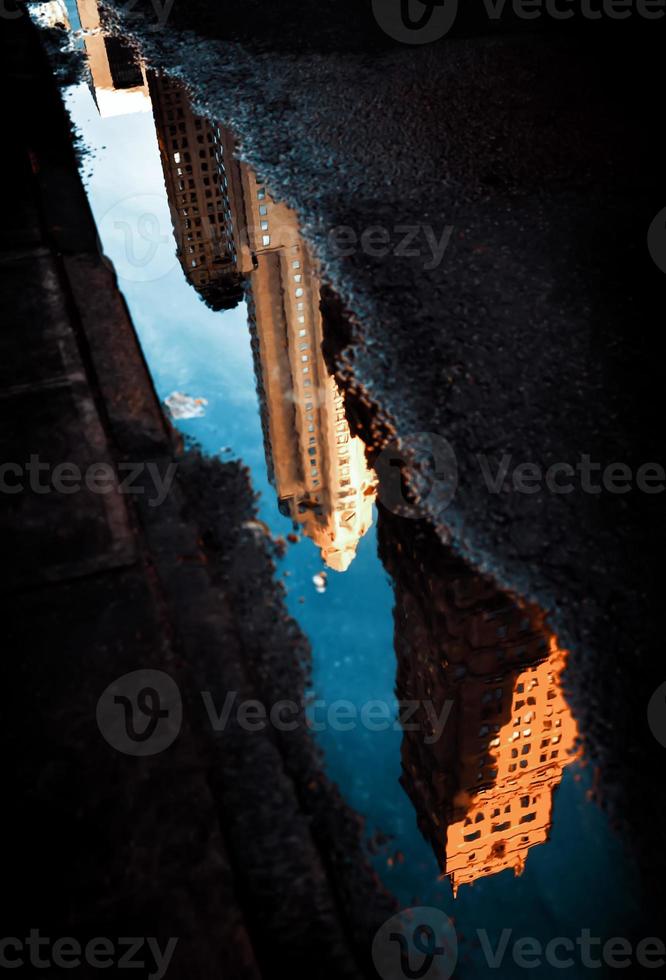gator av manhattan. skyskrapor reflexion i vattenpölar foto