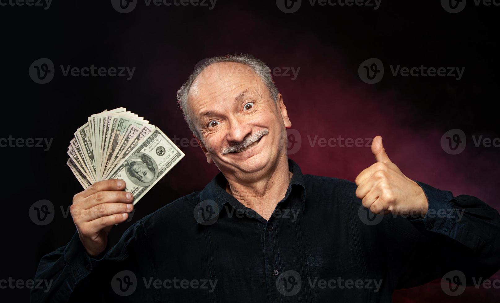 gammal man med dollar räkningar foto