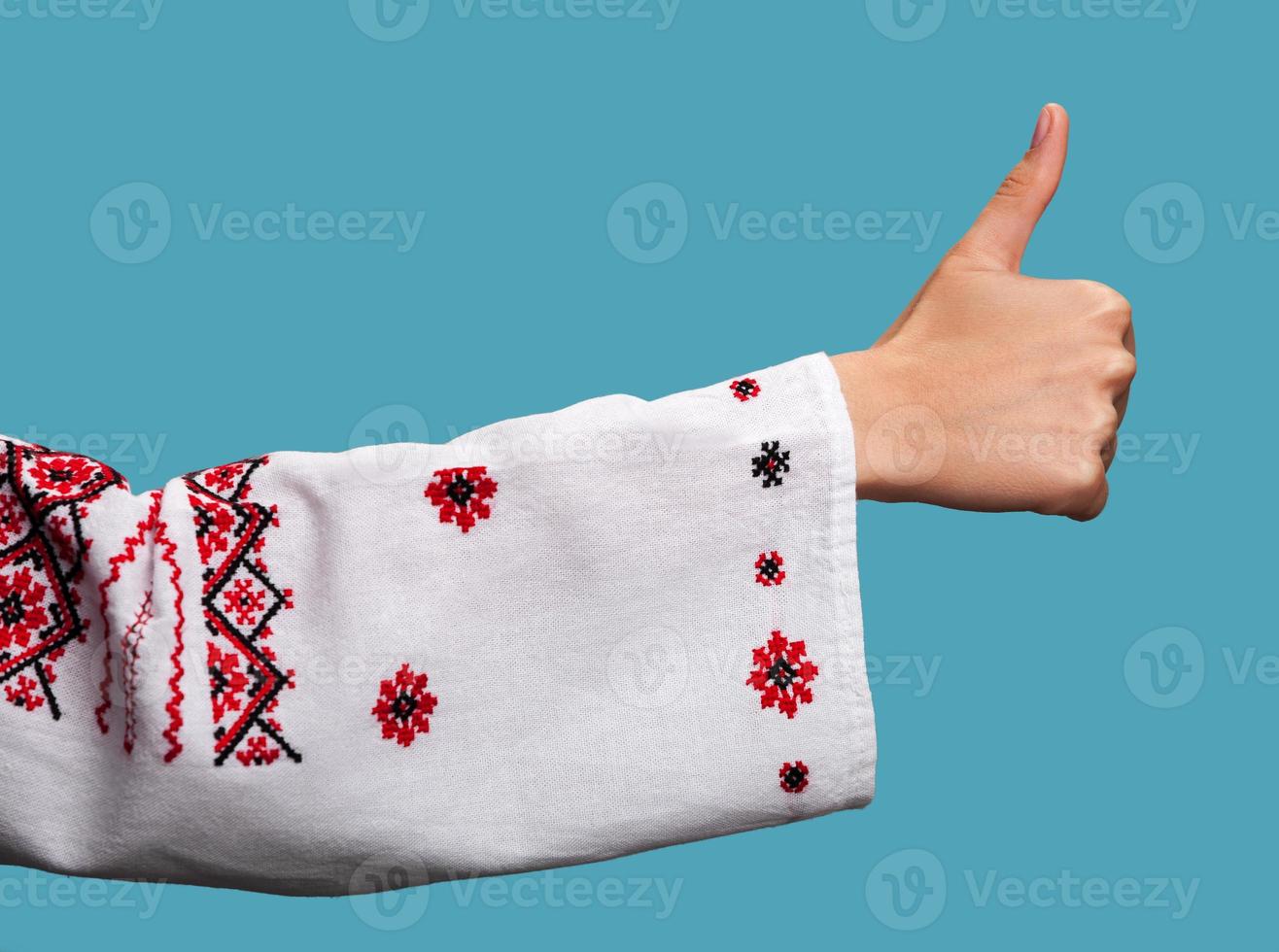 kvinna i de ukrainska nationell kläder visar symbol ok foto