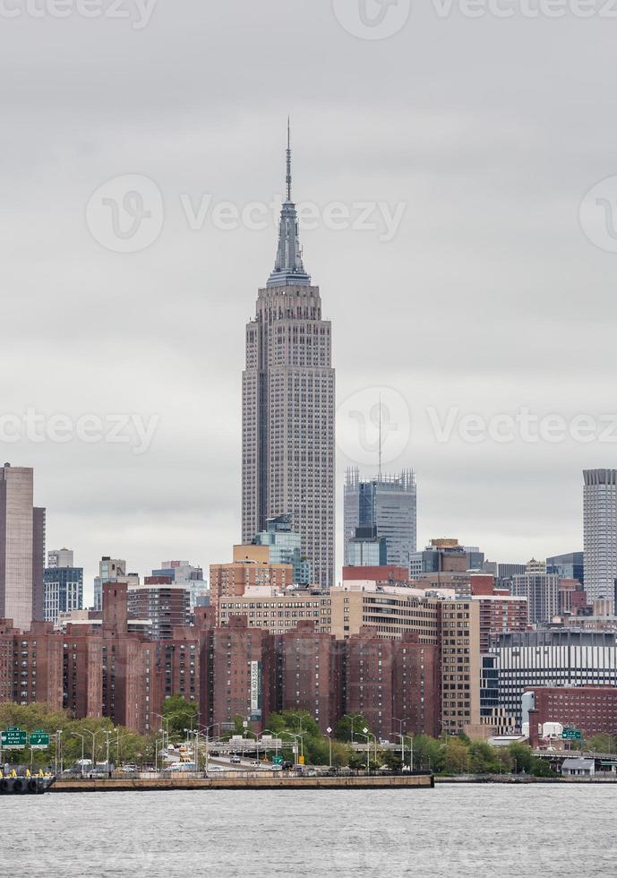 manhattan horisont med välde stat byggnad foto