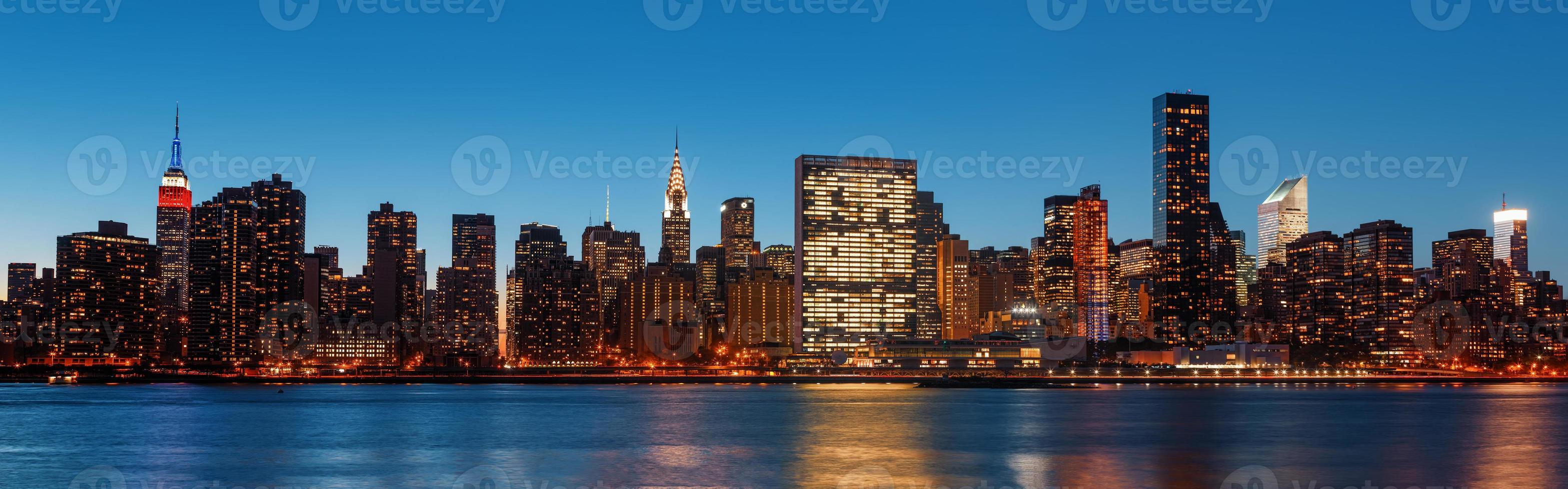 sent kväll ny york stad horisont panorama foto