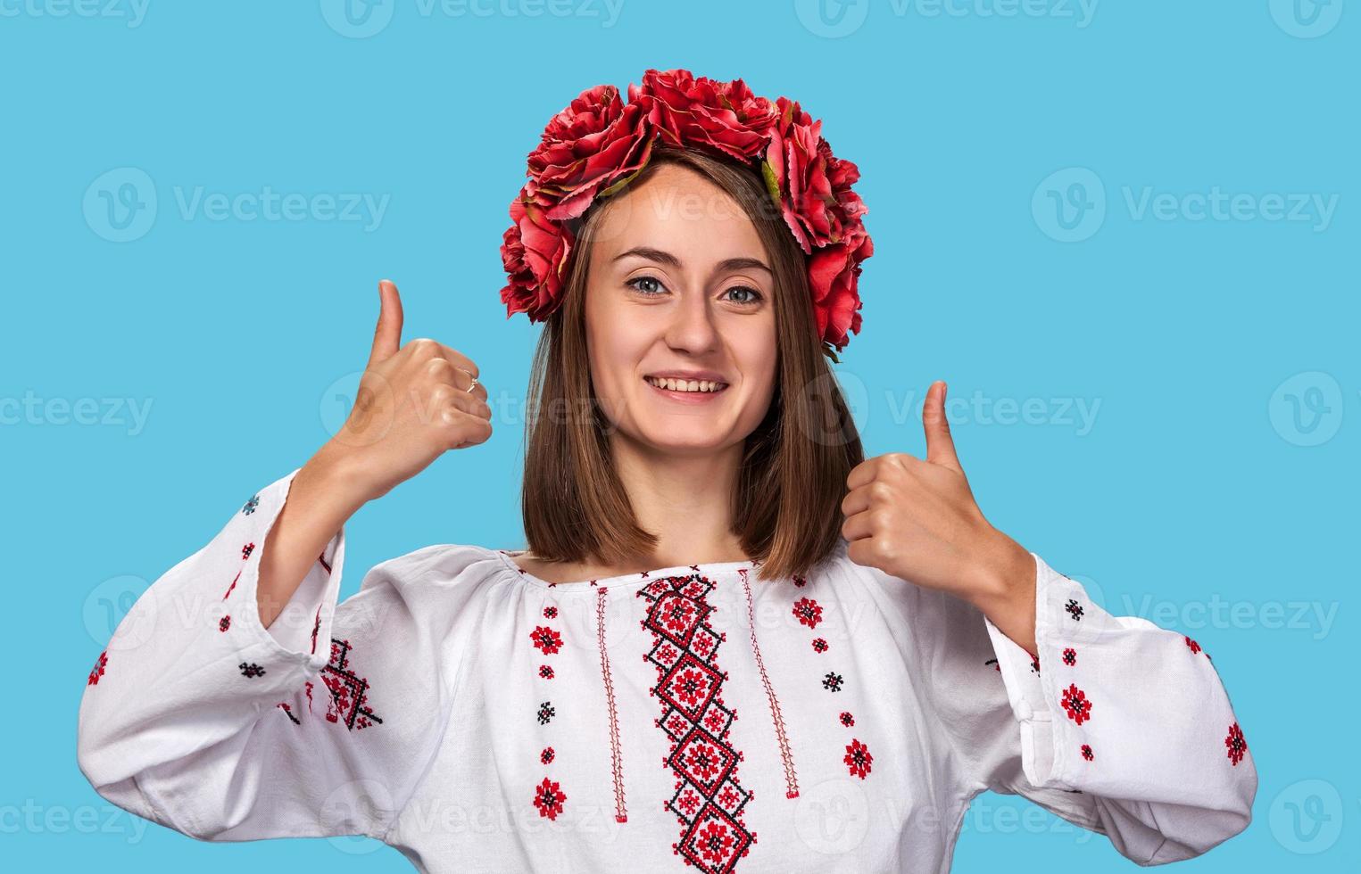 ung flicka i den ukrainska nationella dräkten foto