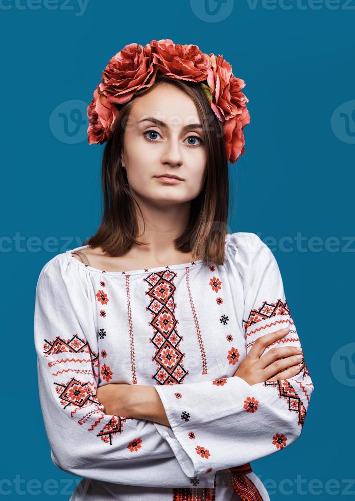 ung flicka i den ukrainska nationella dräkten foto