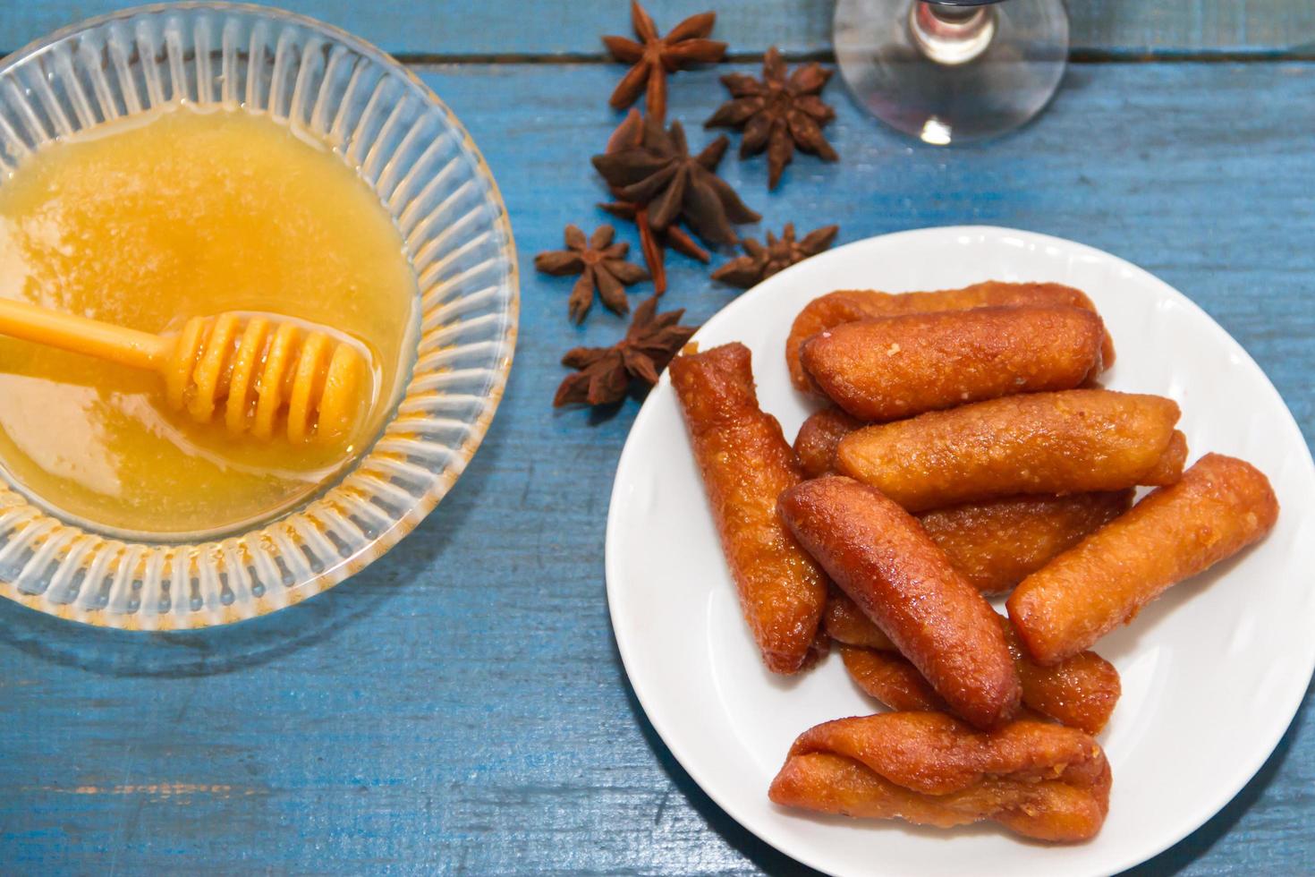 pestinos med hamn och honung typisk av spanska gastronomi foto