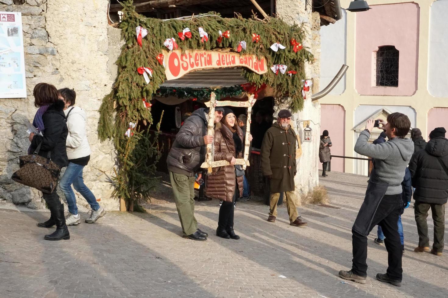 rango, Italien - december 8, 2017 - människor på traditionell jul marknadsföra foto