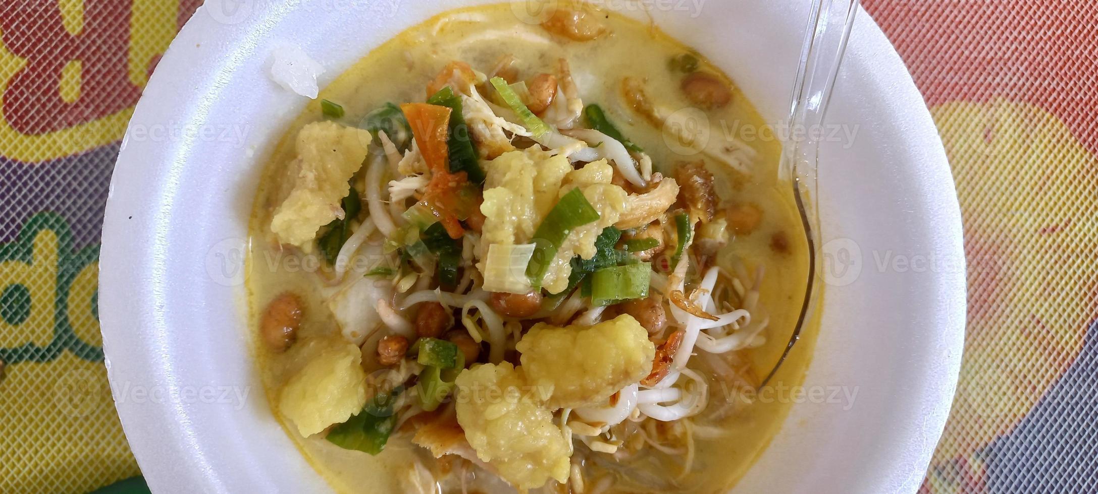 kyckling soto är en traditionell soppa mat från indonesien foto