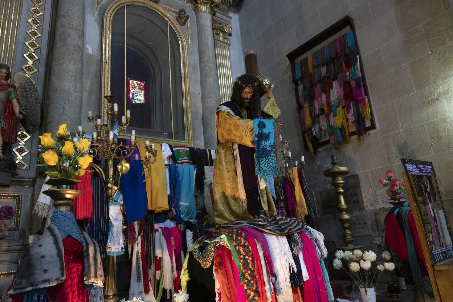 mexico stad, mexico - november 5 2017 - interiör av helgon domingo kyrka foto