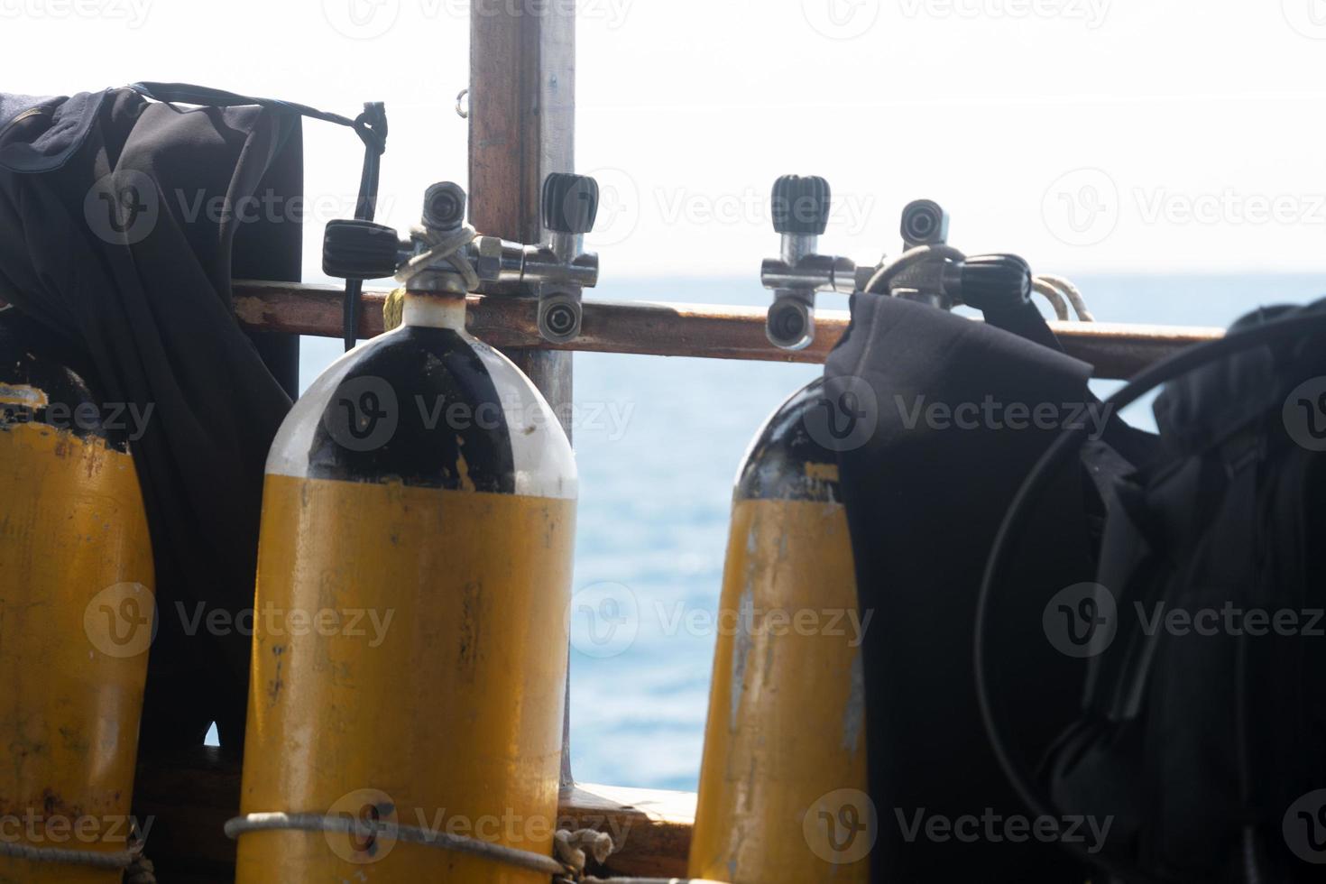 tank på dykning dykning båt i tropisk paradis foto