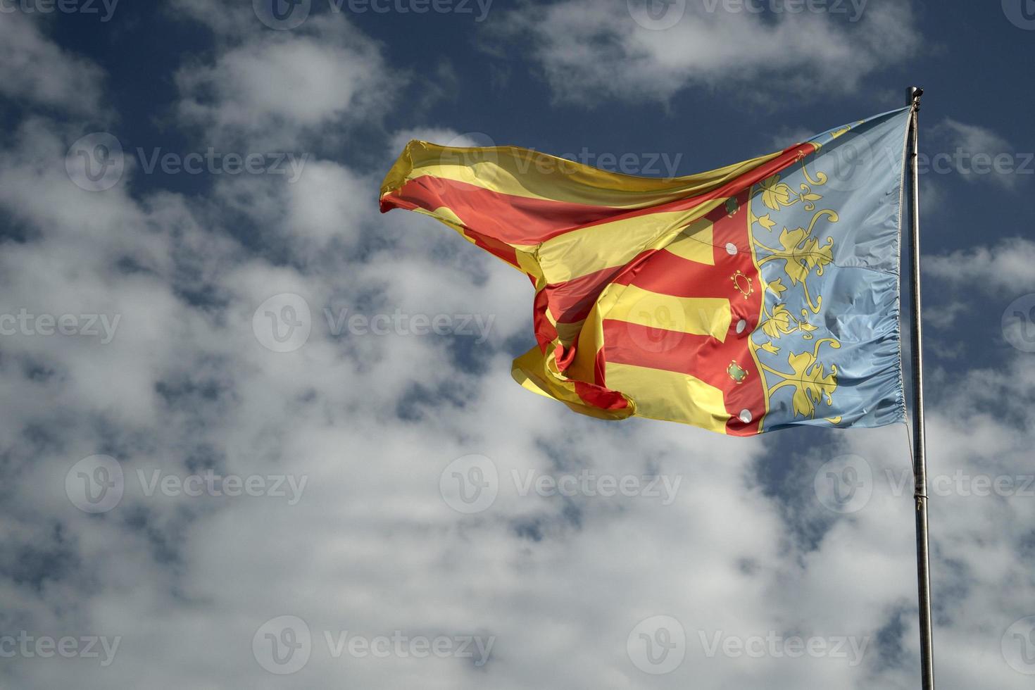 vinka valencia Spanien flagga i de blå himmel foto