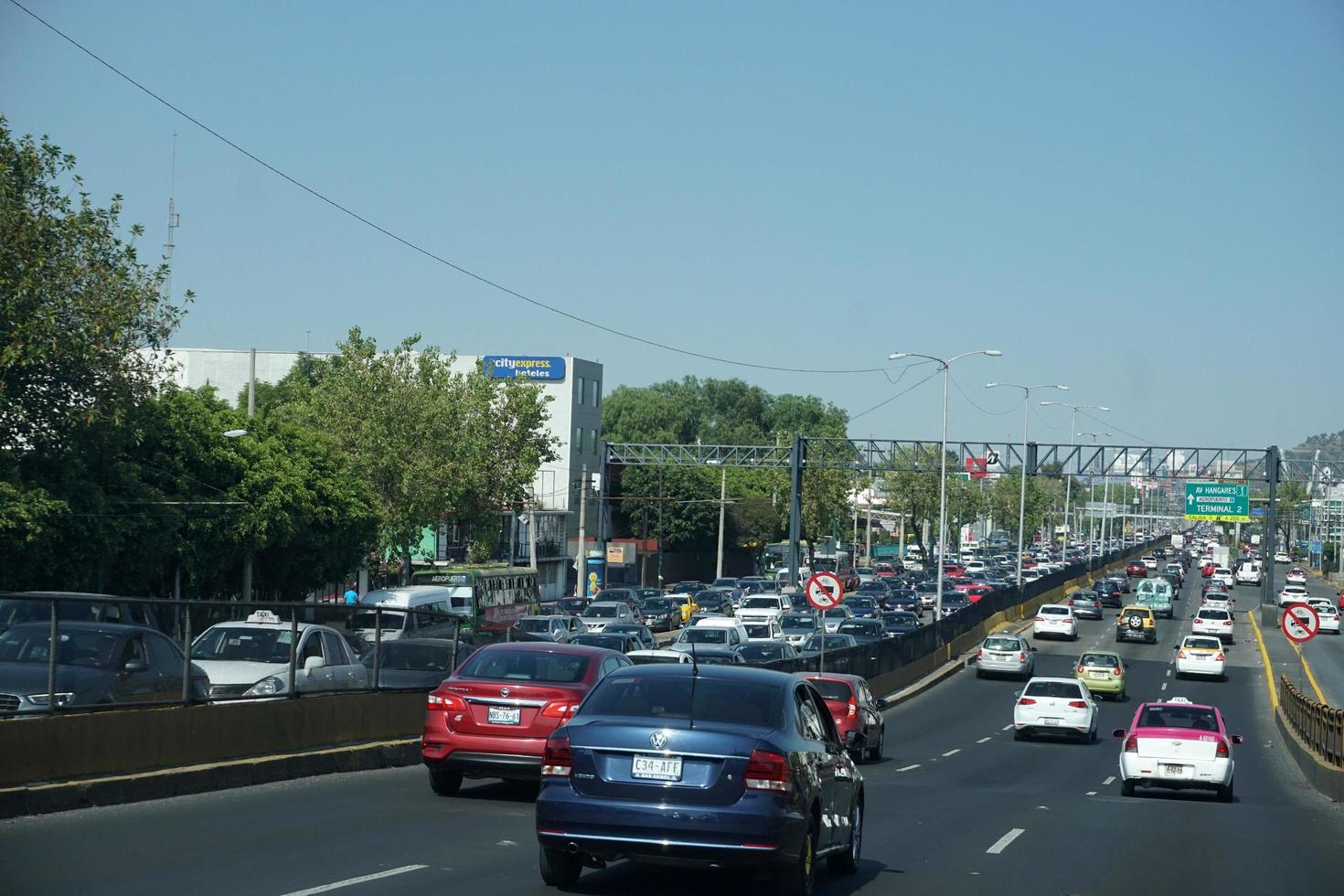 mexico stad, mexico - november 5 2017 - mexikansk metropol huvudstad belastad trafik foto