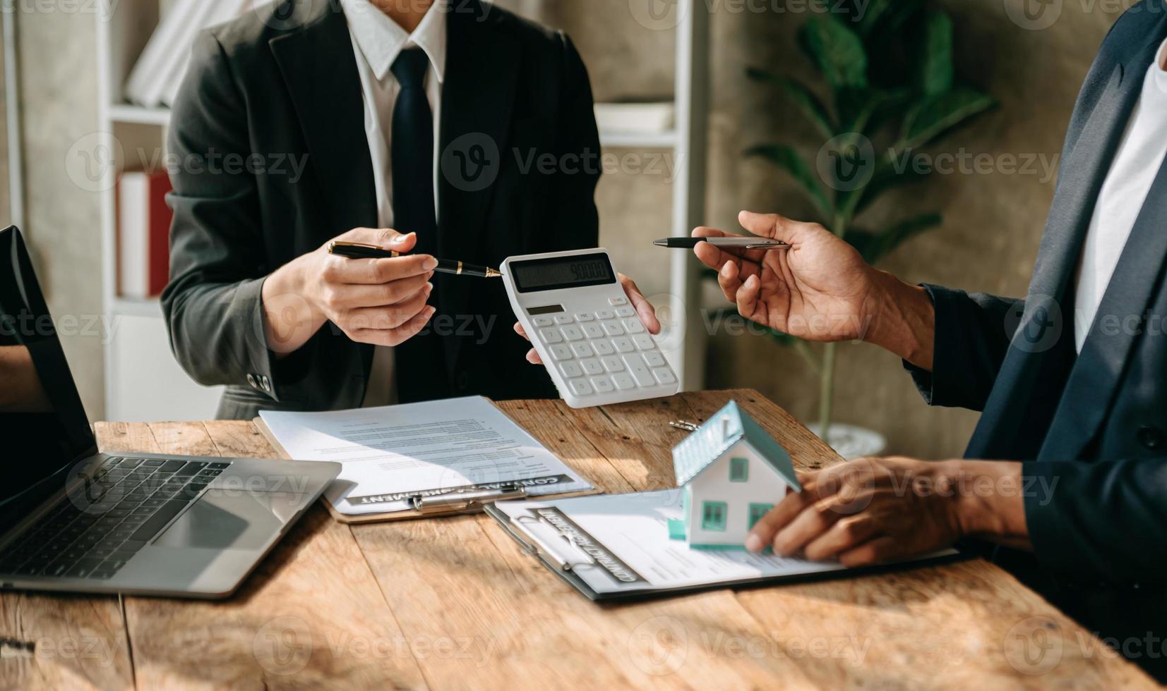 verklig egendom mäklare ombud presenter och rådfråga till kund till beslut framställning tecken försäkring form avtal, Hem modell, rörande inteckning lån erbjudande i kontor foto