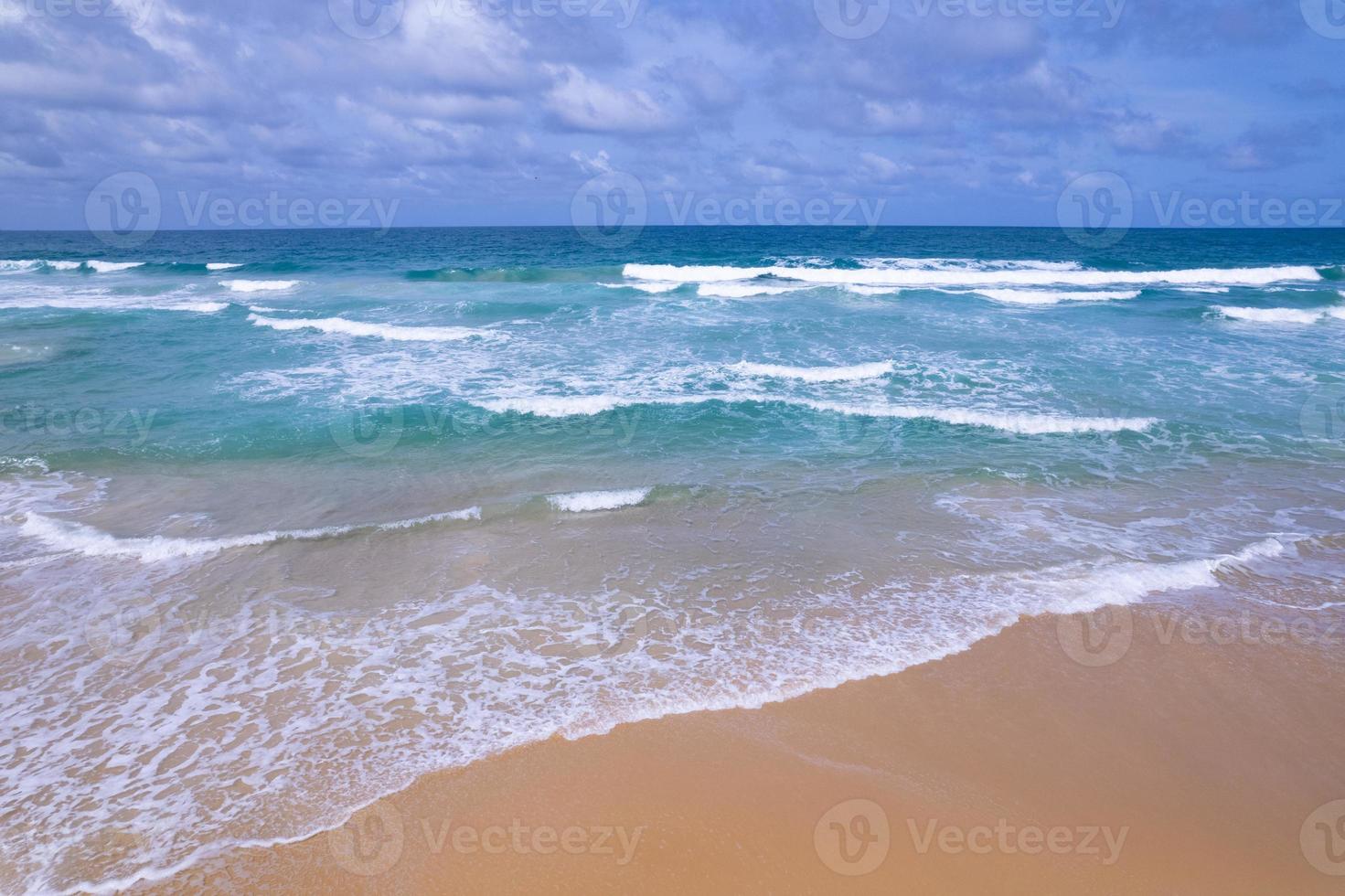 antenn se av strand hav och vågor kraschar på sand strand i sommar säsong, Fantastisk hav strand med hav Vinka skum skön topp se av skön hav yta, begrepp Semester sommar bakgrund foto