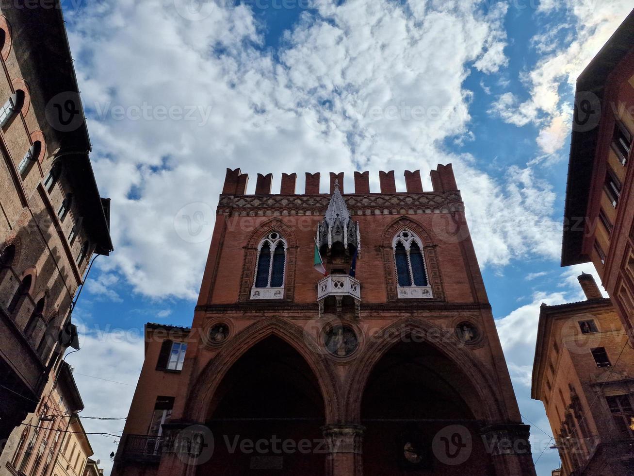 bologna Italien medeltida byggnader hus i mercanzia plats foto