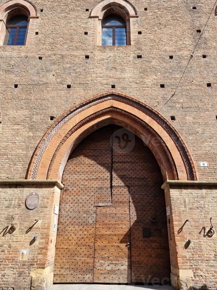 bologna Italien medeltida byggnader hus i mercanzia plats foto