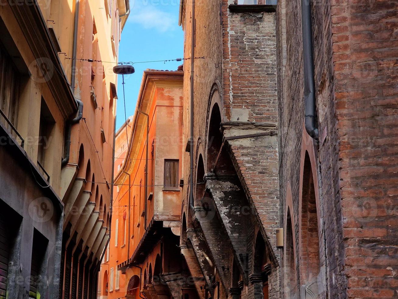 bologna Italien medeltida byggnader hus i mercanzia plats foto