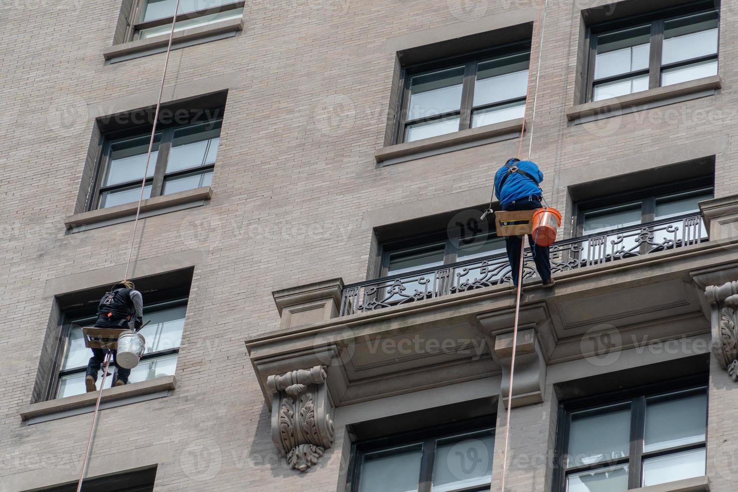 fönster rengöringsmedel klättrande skyskrapa i ny york foto