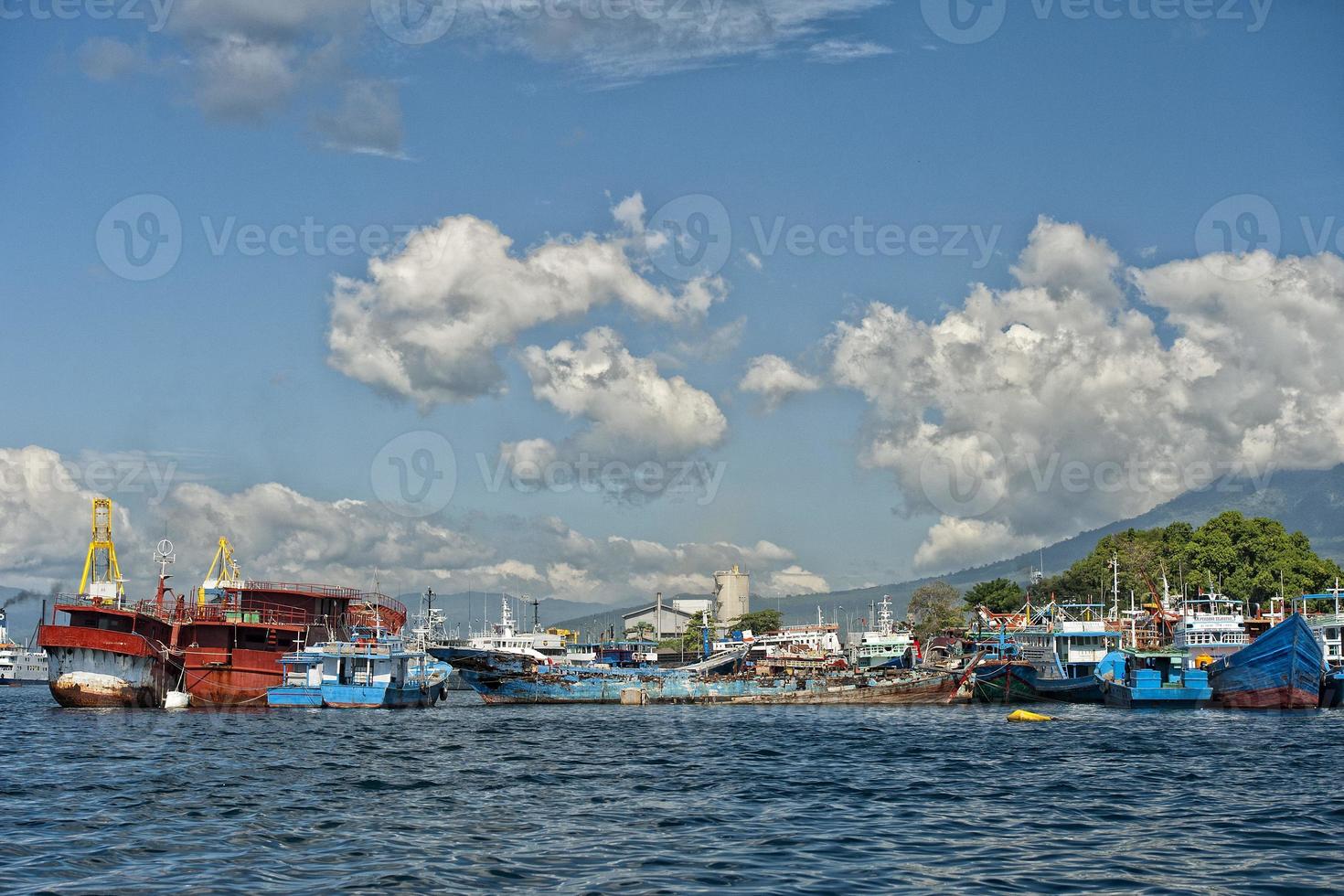 rostig oländig fartyg i indonesien hamn foto