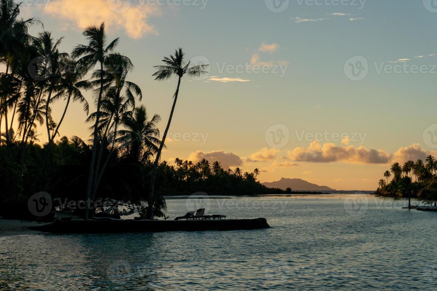 underbar solnedgång i bora bora franska polynesien foto