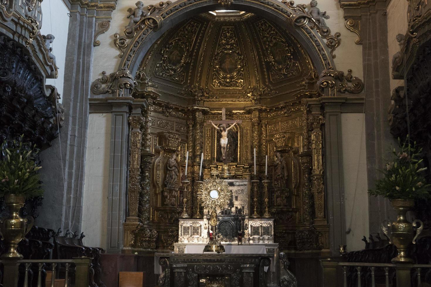 mexico stad, mexico - november 4 2017 - pilgrimer på guadalupe katedral foto