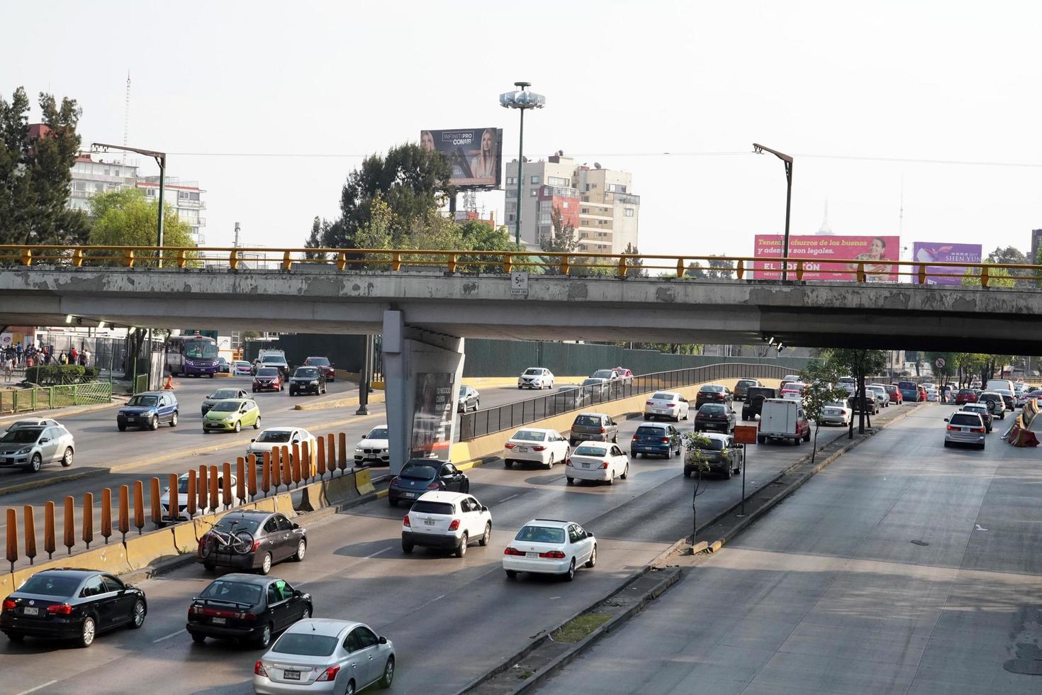 mexico stad, mexico - februari 3 2019 - mexikansk metropol huvudstad belastad trafik foto