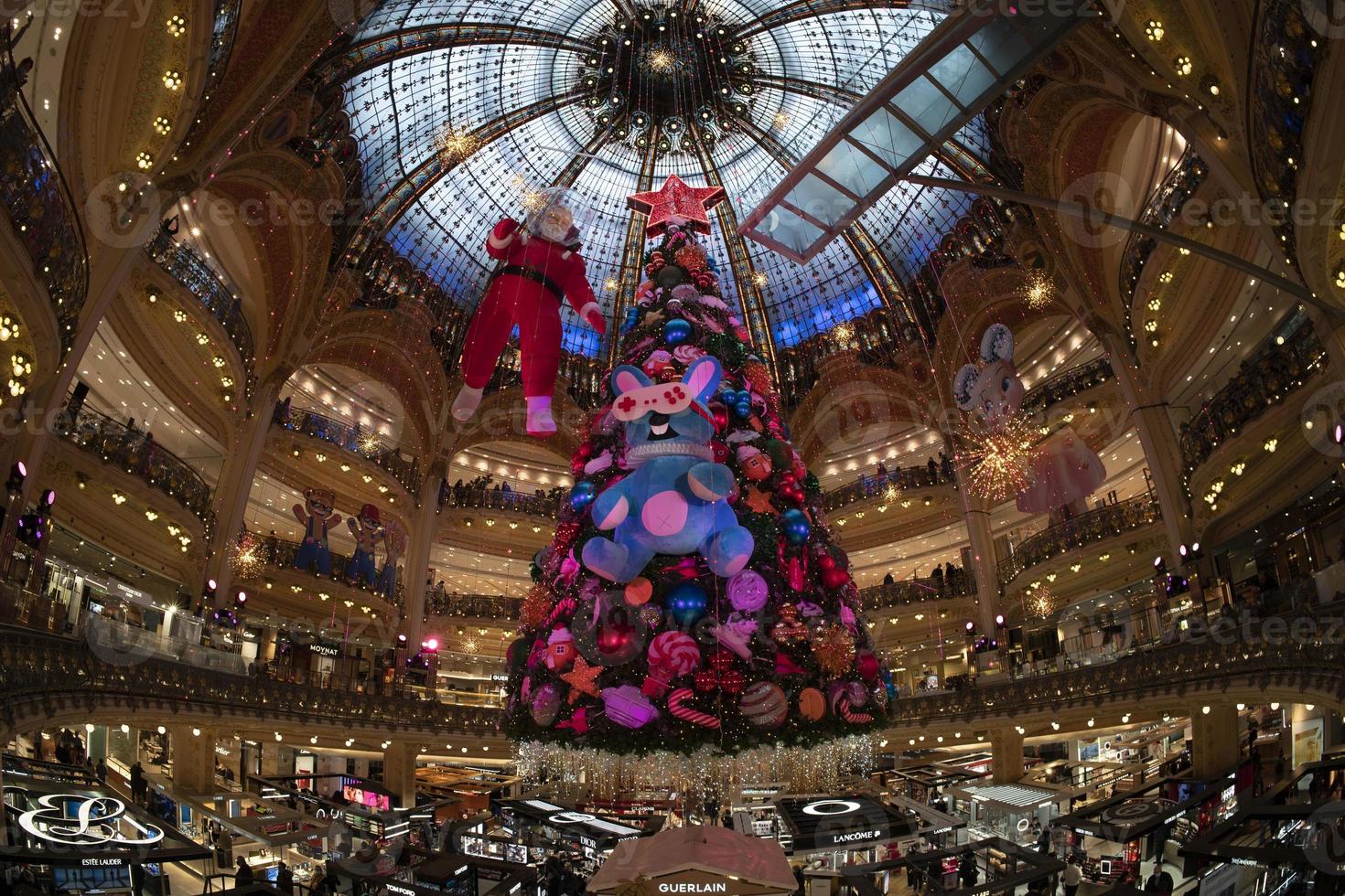 paris, Frankrike - november 20 2021 - xmas träd i gallerier la fayette foto