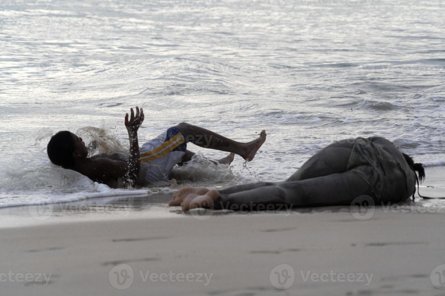 mahe, Seychellerna - augusti 13 2019 - ung kreolska människor har roligt på de strand foto