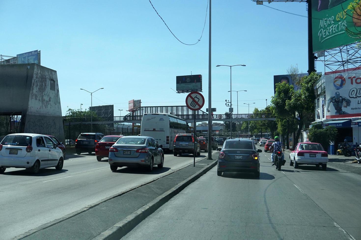 mexico stad, mexico - november 5 2017 - mexikansk metropol huvudstad belastad trafik foto