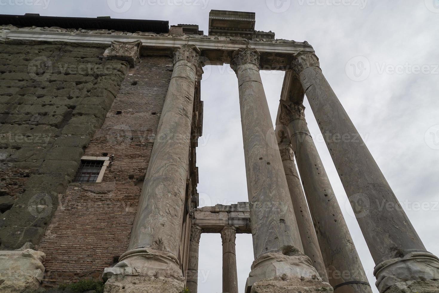 antonino och faustina tempel i rom foto