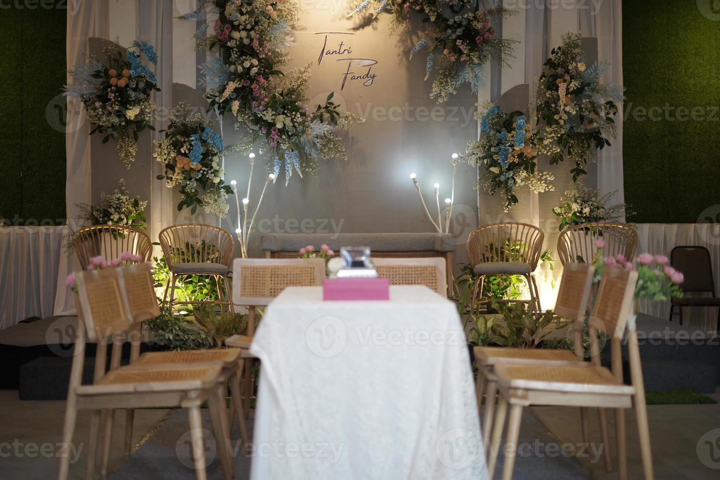 tabell och stolar arrangemang för muslim bröllop ceremoni foto