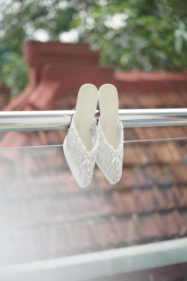 en par av brudens skor för bröllop ceremoni foto
