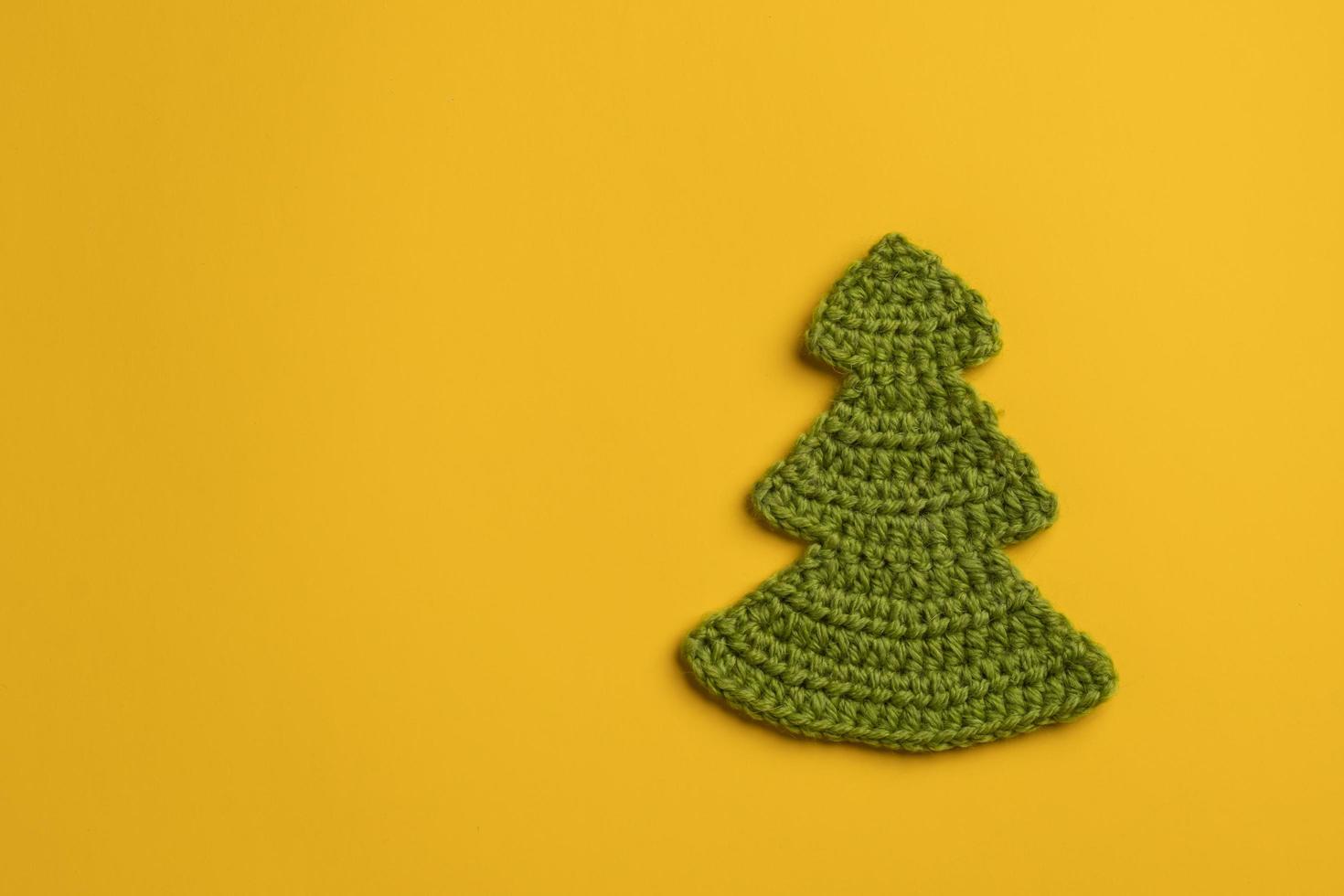 stickat hemlagad jul träd en symbol av ny år och xmas på en gul bakgrund. kopia Plats. Semester och magi begrepp. topp se. foto